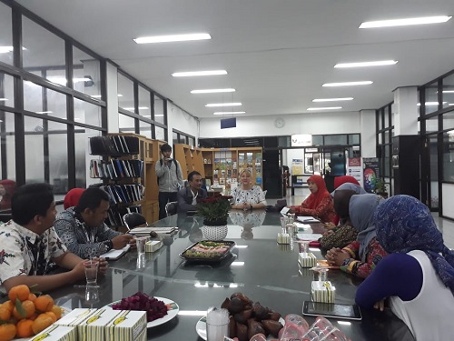 Sharing UPT. Perpustakaan UMM, Program Asuh Perguruan Tinggi Unggul dengan Bogumila Urban Kepala Perpustakaan sekaligus  Dosen di WSB University Polandia 8 Agustus 2018.