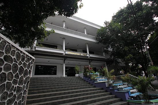 Tampak Depan Gedung Perpustakaan Pusat UMM. Perpustakaan Pusat UMM terdiri dari 3 Lantai