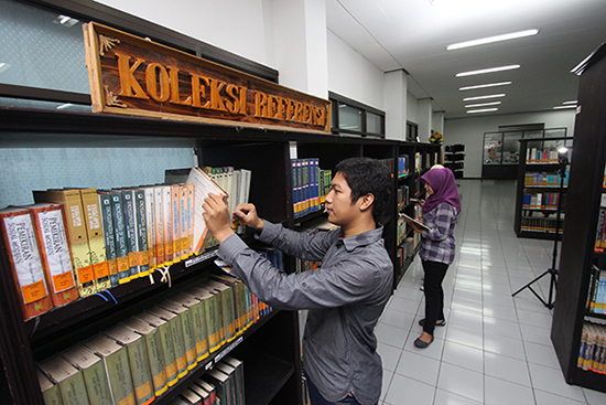 Koleksi Referensi terletak di lantai 1 Perpustakaan Pusat UMM. Koleksi lantai 1 tidak bisa dipinjam hanya dibaca ditempat