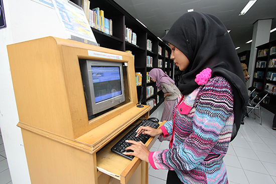 Di setiap lantai Perpustakaan UMM disediakan layanan penelusuran koleksi yang disebut OPAC (Online Public Access Catalog)